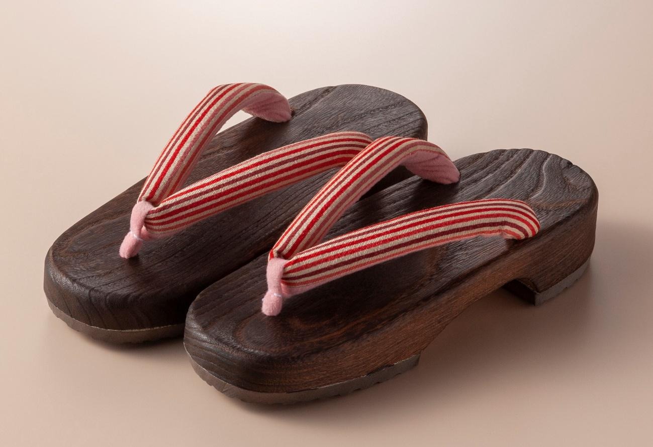 屋内, 座る, テーブル, 茶色 が含まれている画像

AI 生成コンテンツは誤りを含む可能性があります。