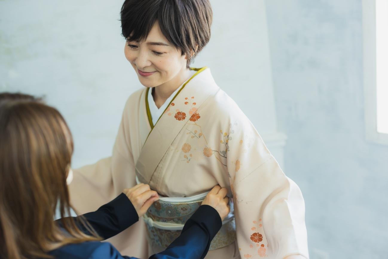 白い服を着ている女性

AI 生成コンテンツは誤りを含む可能性があります。