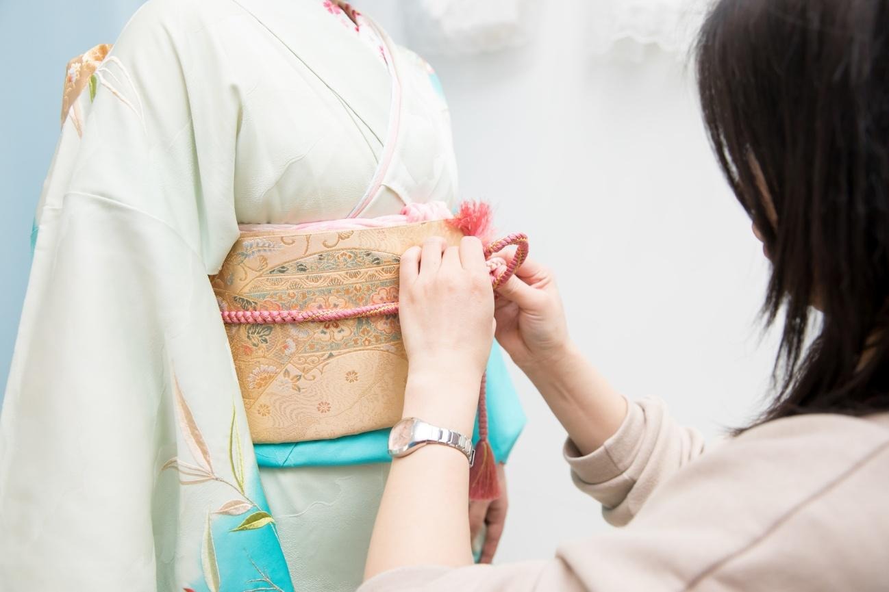 ドレスを着た女性
AI 生成コンテンツは誤りを含む可能性があります。