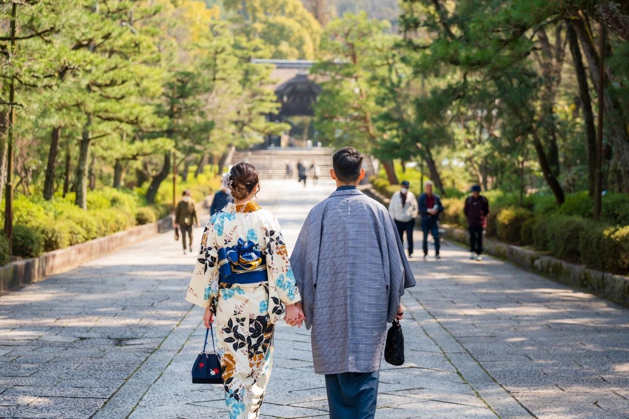 道を歩いている女性
AI 生成コンテンツは誤りを含む可能性があります。