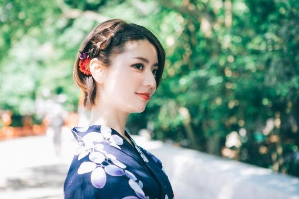青いドレスを着た女性

AI 生成コンテンツは誤りを含む可能性があります。